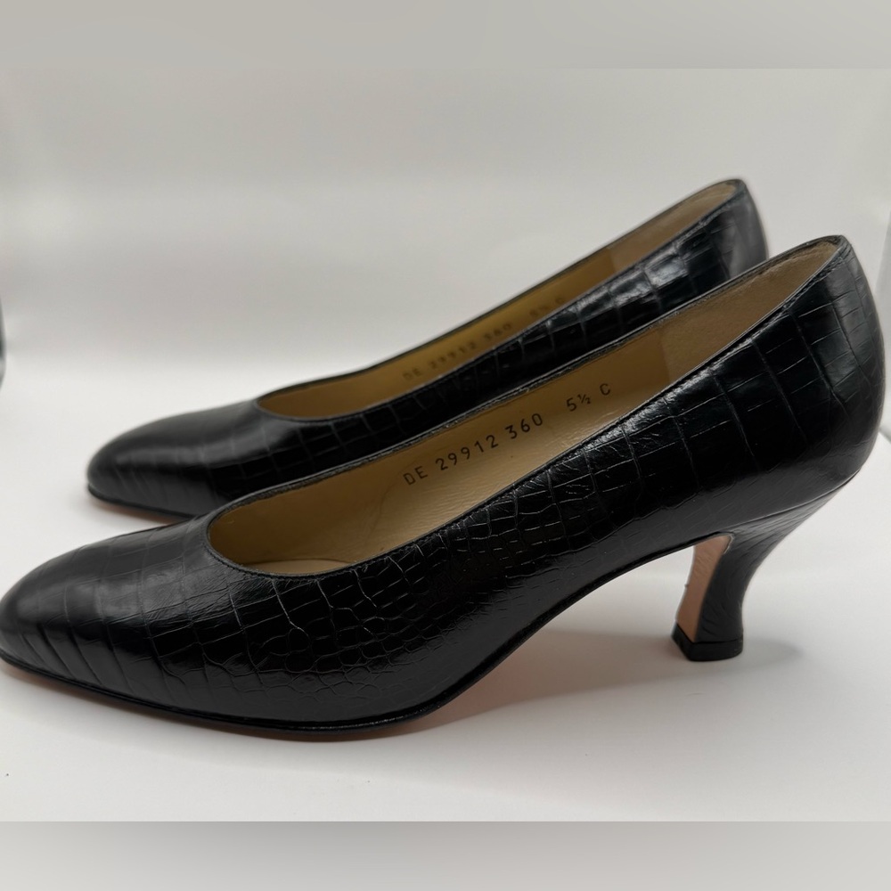 Salvatore Ferragamo black leather pump low heels 
Croc-Embossed auth size 5.5